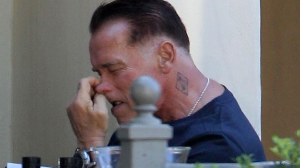 Herec Arnold Schwarzenegger čeká na oběd v Brentwoodu v Kalifornii...